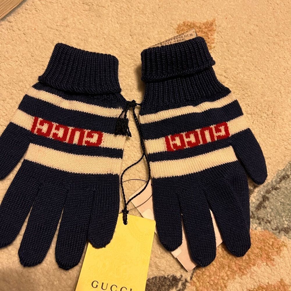 Kids gloves size large Nwt Gucci